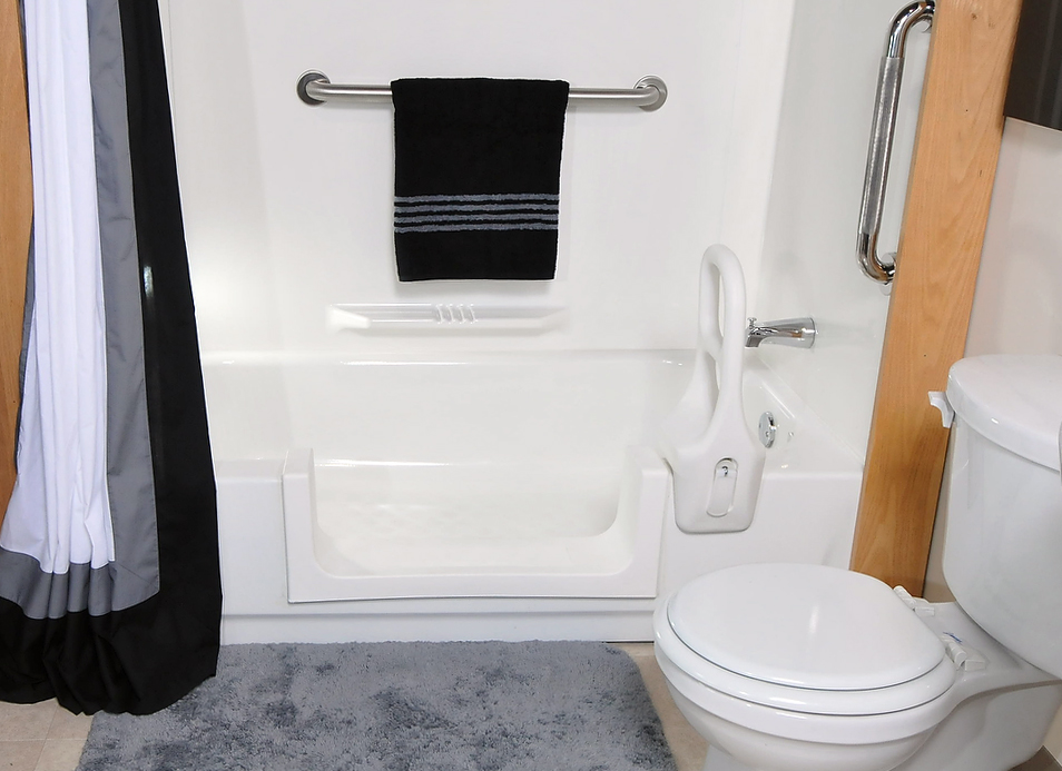 Standard bathtub that can be difficult for seniors to step into